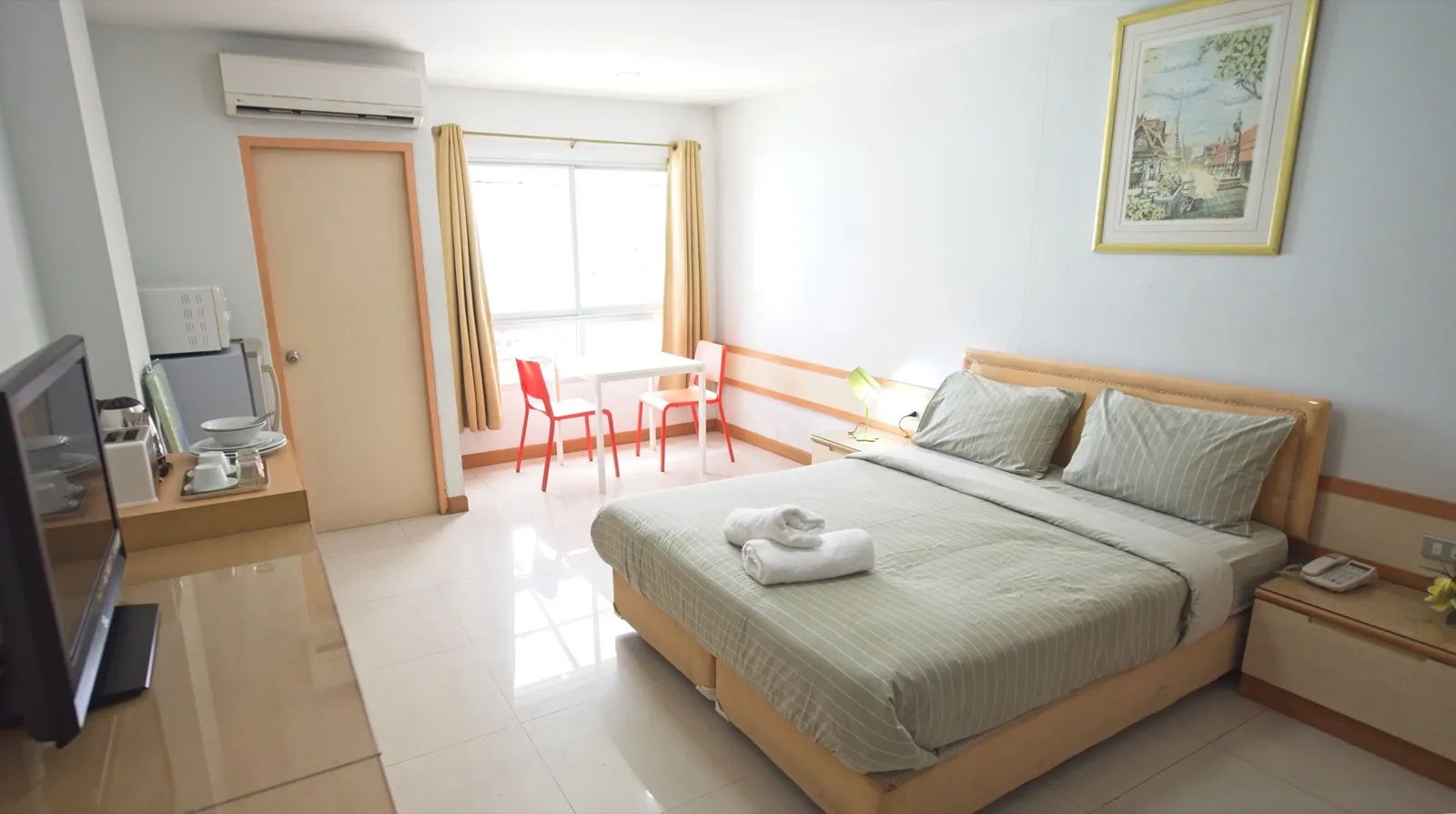 Deluxe 50 sqm Hot Stove bedroom with a dining table by the window
