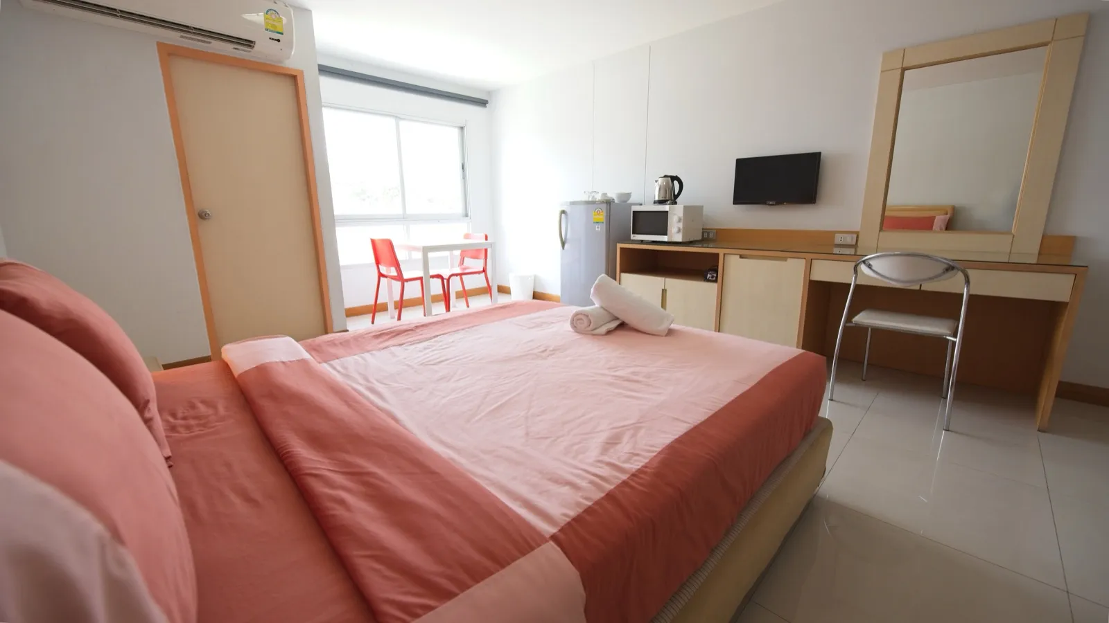 Superior 32 sqm bedroom with a dining table by the window